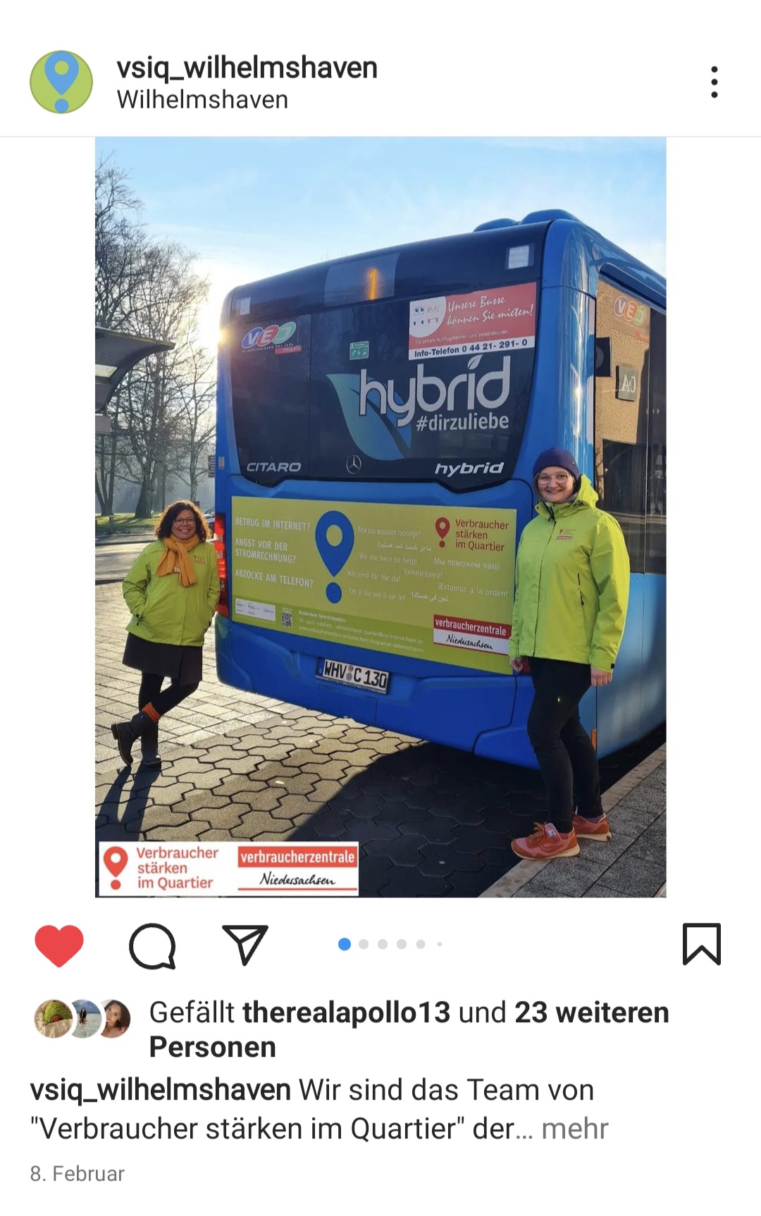 Ein Instagram Post der Seite "vsip_wilhelmshaven". Der Post ist ein Bild mit einer Werbung von "Verbraucher stärken im Team". Neben den Bus stehen zwei Personen, die eine Jacke von "Verbrauchen stärken im Quartier" an haben.