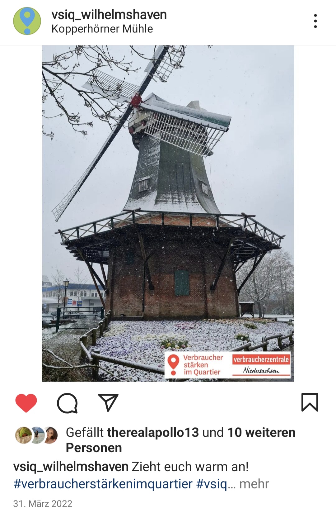 Ein Instagram Post der Seite "vsip_wilhelmshaven" zeigt ein Foto mit einer Mühle im Schnee. Auf dem Foto befindet sich rechts in der Ecke ein kleiner Kasten mit dem Inhalt "Verbraucher stärken im Quartier. verbraucherzentrale Niedersachsen".