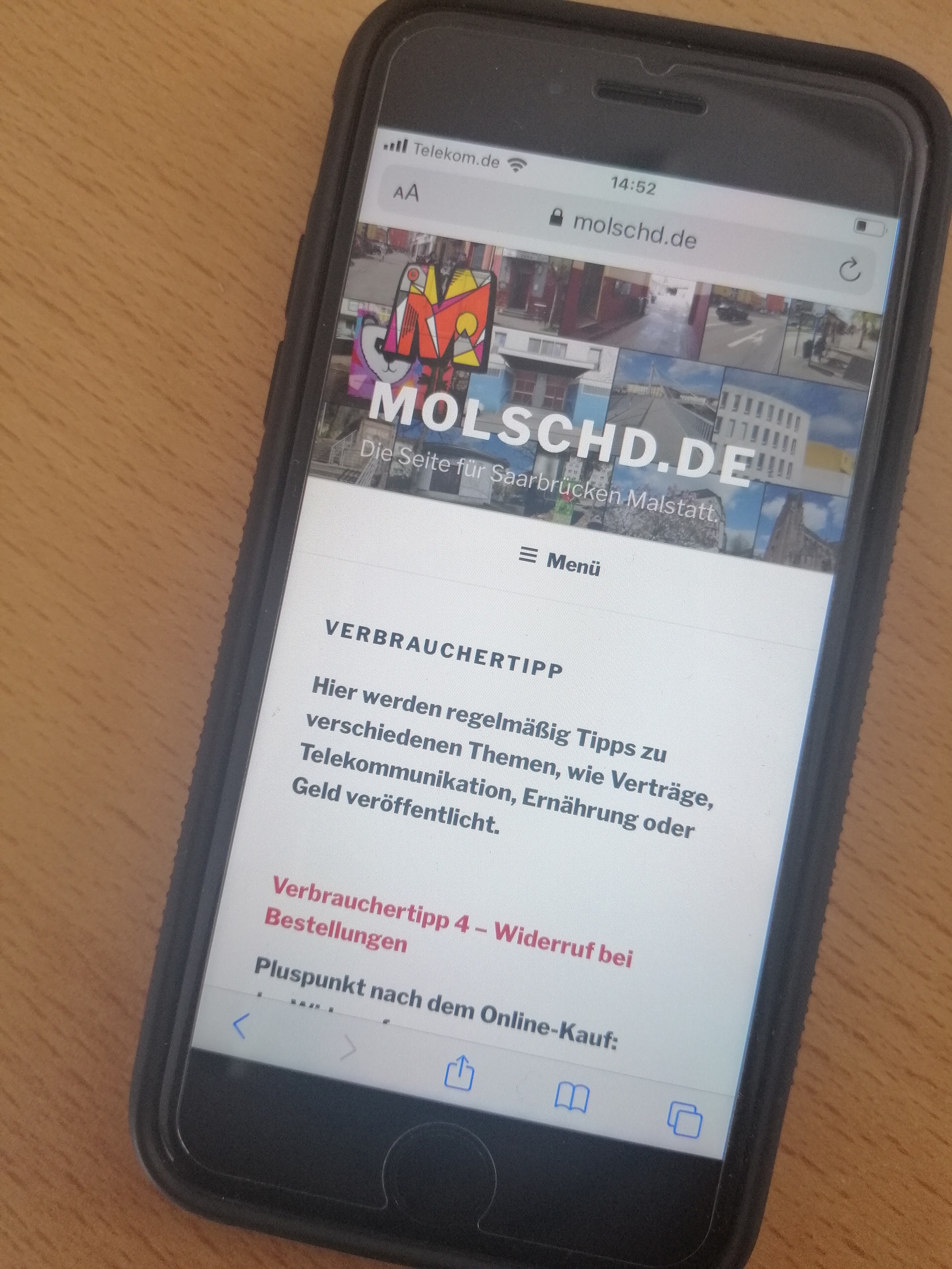 Ein Smartphone zeigt die Webseite molschd.de an. 
