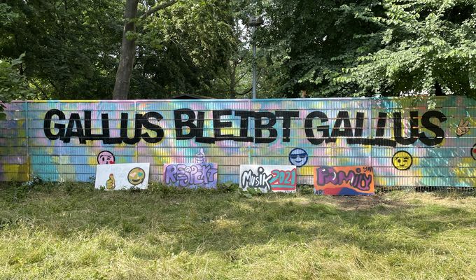 an einem Zaun steht: Gallus bleibt Gallus in Großbuchstaben. 