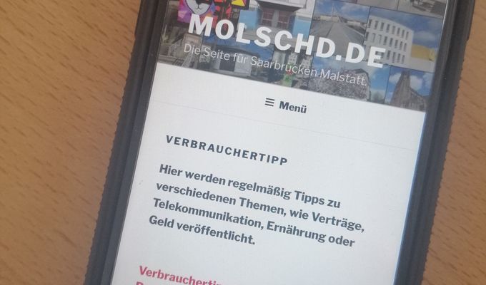 Ein Smartphone zeigt die Webseite molschd.de an. 