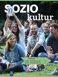 Das Titelbild der Zeitschrift SozioKultur zeigt mehrere junge Erwachsene im Park auf dem Rasen sitzen. Eine junge Frau trägt eine weiße Bluse, lacht und hält ein Schild mit einer "10" hoch. Um sie herum sitzen weitere teils unkenntliche Personen.